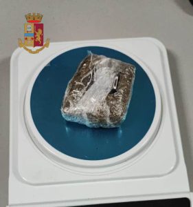 Uno con hashish negli indumenti, l'altro di notte in monopattino con droga nel borsone: denunciati - Corriere Salentino