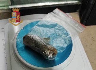 Uno con hashish negli indumenti, l’altro di notte in monopattino con droga nel borsone: denunciati