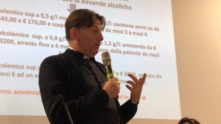 Progetto movida drug – free: il prete antimafia di San Basilio Don Antonio Coluccia al liceo Banzi - Corriere Salentino