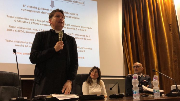 Progetto movida drug – free: il prete antimafia di San Basilio Don Antonio Coluccia al liceo Banzi - Corriere Salentino