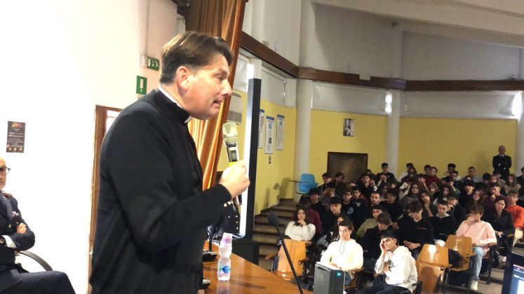 Progetto movida drug – free: il prete antimafia di San Basilio Don Antonio Coluccia al liceo Banzi - Corriere Salentino