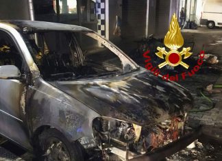 Doppio rogo nella notte: bruciano 14 mezzi in una concessionaria, alle fiamme pure le auto della famiglia di un operaio
