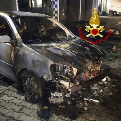 Doppio rogo nella notte: bruciano 14 mezzi in una concessionaria, alle fiamme pure le auto della famiglia di un operaio - Corriere Salentino