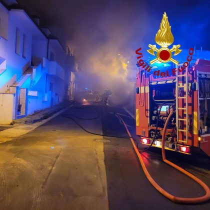 Doppio rogo nella notte: bruciano 14 mezzi in una concessionaria, alle fiamme pure le auto della famiglia di un operaio - Corriere Salentino