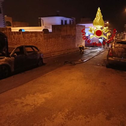 Doppio rogo nella notte: bruciano 14 mezzi in una concessionaria, alle fiamme pure le auto della famiglia di un operaio - Corriere Salentino