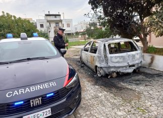 Ancora incendi nel Basso Salento: in fumo la Punto di un operaio. Ritrovata bottiglia di liquido infiammabile