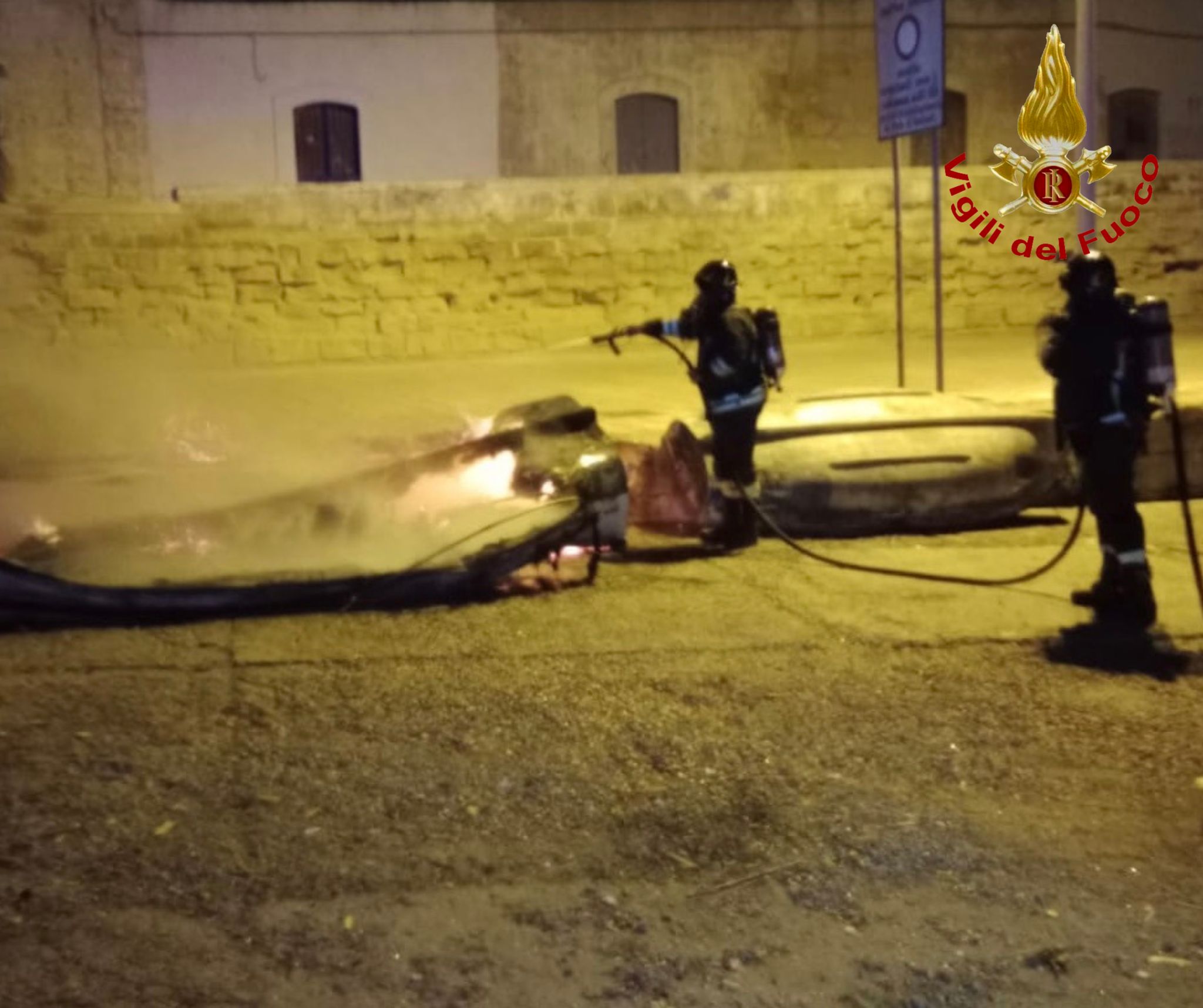 Prima due barche, poi l’auto di un consigliere comunale: doppio rogo a Gallipoli, si indaga - Corriere Salentino