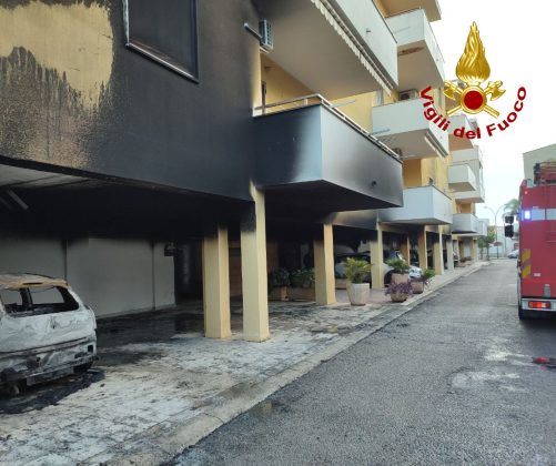 Auto in fiamme, il fumo entra nelle case: paura a Campi Salentina, evacuato condominio di tre piani - Corriere Salentino