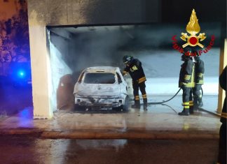 Auto in fiamme, il fumo entra nelle case: paura a Campi Salentina, evacuato condominio di tre piani