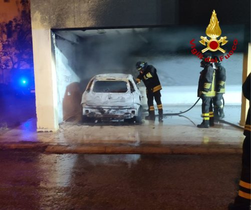 Auto in fiamme, il fumo entra nelle case: paura a Campi Salentina, evacuato condominio di tre piani - Corriere Salentino