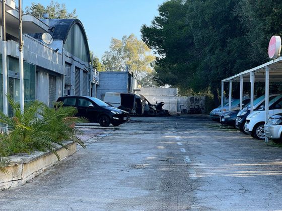 Doppio rogo nella notte: bruciano 14 mezzi in una concessionaria, alle fiamme pure le auto della famiglia di un operaio - Corriere Salentino