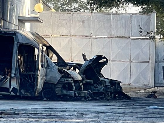 Doppio rogo nella notte: bruciano 14 mezzi in una concessionaria, alle fiamme pure le auto della famiglia di un operaio - Corriere Salentino