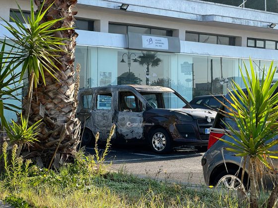 Doppio rogo nella notte: bruciano 14 mezzi in una concessionaria, alle fiamme pure le auto della famiglia di un operaio - Corriere Salentino