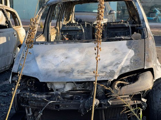 Doppio rogo nella notte: bruciano 14 mezzi in una concessionaria, alle fiamme pure le auto della famiglia di un operaio - Corriere Salentino