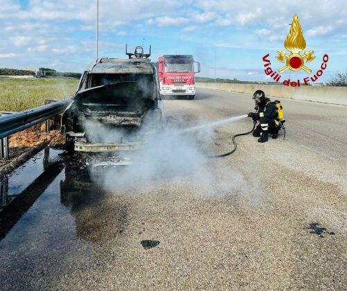 Paura in tangenziale, Doblò prende fuoco in movimento: mezzo distrutto, passeggeri illesi - Corriere Salentino