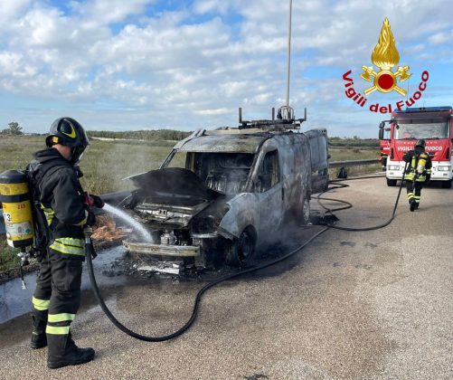 Paura in tangenziale, Doblò prende fuoco in movimento: mezzo distrutto, passeggeri illesi - Corriere Salentino