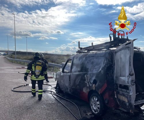 Paura in tangenziale, Doblò prende fuoco in movimento: mezzo distrutto, passeggeri illesi - Corriere Salentino