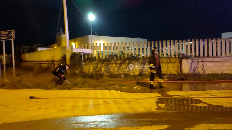 Raid incendiario nell’azienda di raccolta rifiuti, alle fiamme 5 autocompattatori - Corriere Salentino