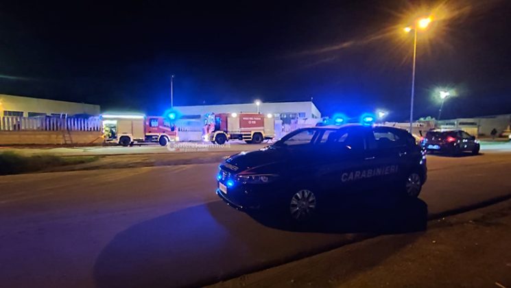 Raid incendiario nell’azienda di raccolta rifiuti, alle fiamme 5 autocompattatori - Corriere Salentino