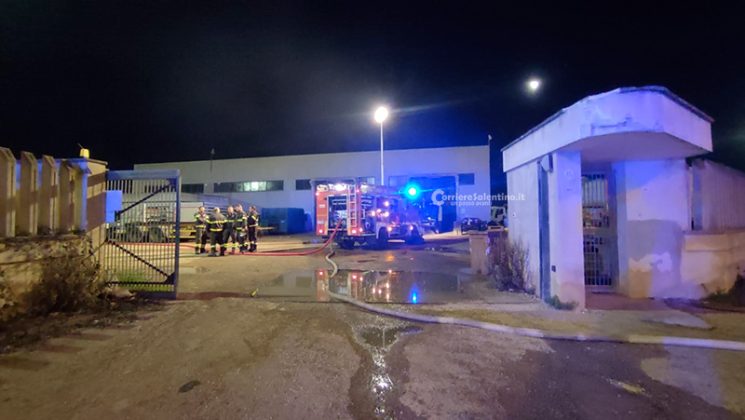 Raid incendiario nell’azienda di raccolta rifiuti, alle fiamme 5 autocompattatori - Corriere Salentino