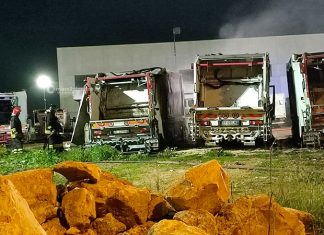 Raid incendiario nell’azienda di raccolta rifiuti, alle fiamme 5 autocompattatori