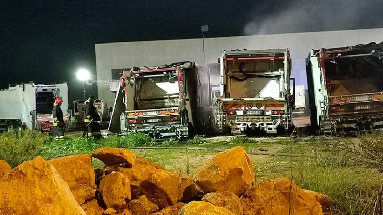 Raid incendiario nell’azienda di raccolta rifiuti, alle fiamme 5 autocompattatori - Corriere Salentino