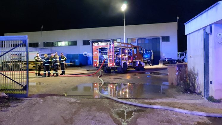 Raid incendiario nell’azienda di raccolta rifiuti, alle fiamme 5 autocompattatori - Corriere Salentino