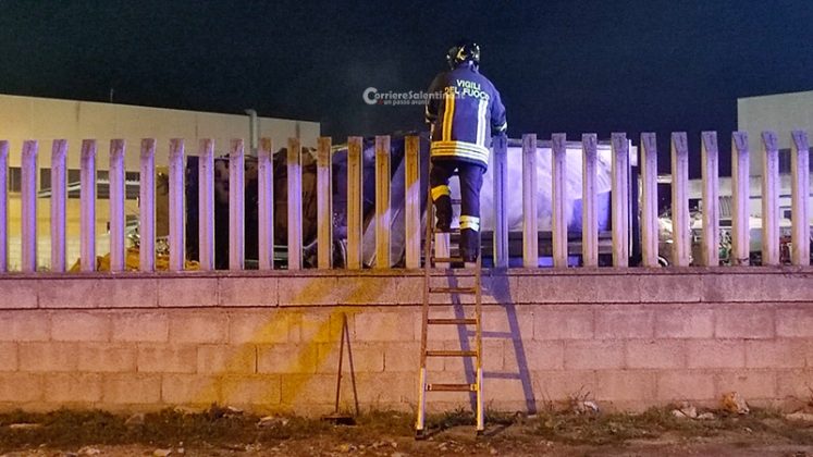 Raid incendiario nell’azienda di raccolta rifiuti, alle fiamme 5 autocompattatori - Corriere Salentino