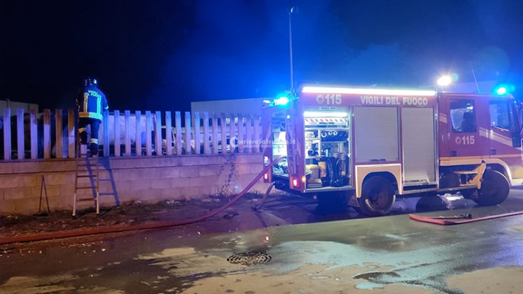 Raid incendiario nell’azienda di raccolta rifiuti, alle fiamme 5 autocompattatori - Corriere Salentino