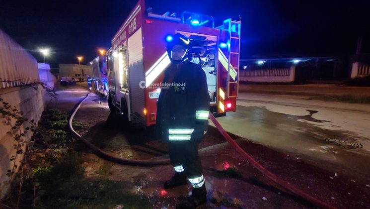 Raid incendiario nell’azienda di raccolta rifiuti, alle fiamme 5 autocompattatori - Corriere Salentino