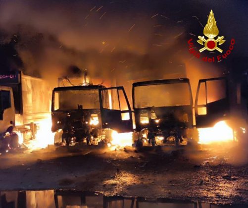 Raid incendiario nell’azienda di raccolta rifiuti, alle fiamme 5 autocompattatori - Corriere Salentino