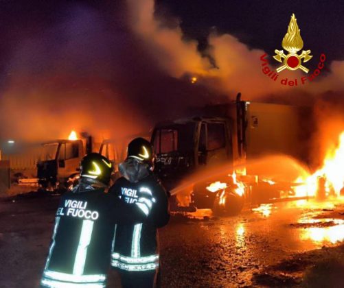 Raid incendiario nell’azienda di raccolta rifiuti, alle fiamme 5 autocompattatori - Corriere Salentino