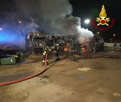 Raid incendiario nell’azienda di raccolta rifiuti, alle fiamme 5 autocompattatori - Corriere Salentino