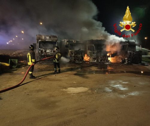 Raid incendiario nell’azienda di raccolta rifiuti, alle fiamme 5 autocompattatori - Corriere Salentino