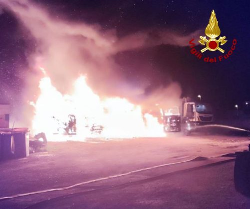 Raid incendiario nell’azienda di raccolta rifiuti, alle fiamme 5 autocompattatori - Corriere Salentino