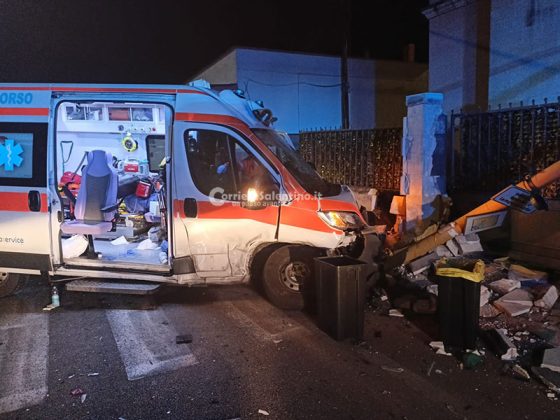 Violento impatto sulla 275: un’ambulanza si scontra con un’auto e sfonda la recinzione di una casa e il semaforo. Feriti anche gli operatori sanitari e l’anziana che trasportavano - Corriere Salentino