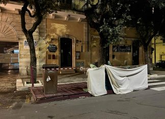 Travolge dehors con l’auto in contromano, paura in via Taranto: danni, ma nessun ferito
