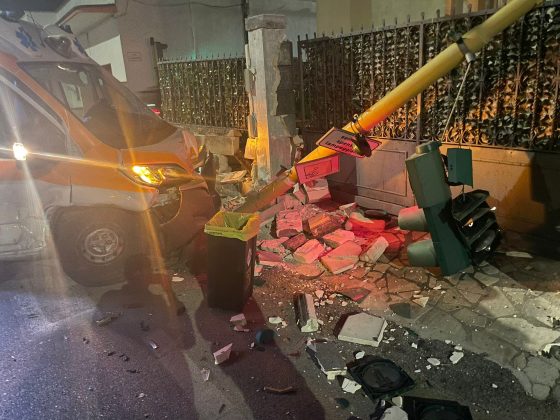 Violento impatto sulla 275: un’ambulanza si scontra con un’auto e sfonda la recinzione di una casa e il semaforo. Feriti anche gli operatori sanitari e l’anziana che trasportavano - Corriere Salentino