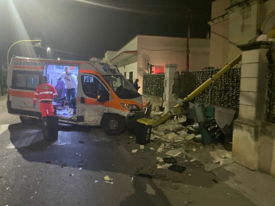 Violento impatto sulla 275: un’ambulanza si scontra con un’auto e sfonda la recinzione di una casa e il semaforo. Feriti anche gli operatori sanitari e l’anziana che trasportavano - Corriere Salentino