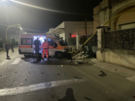 Violento impatto sulla 275: un’ambulanza si scontra con un’auto e sfonda la recinzione di una casa e il semaforo. Feriti anche gli operatori sanitari e l’anziana che trasportavano - Corriere Salentino