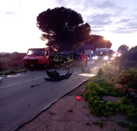 Schianto all'alba contro un furgone fermo a bordo strada: gravi due militari della Marina - Corriere Salentino