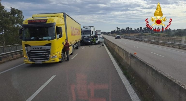 Schianto tra tir e auto sulla 379, coppia salentina muore nel groviglio di lamiere - Corriere Salentino