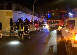 Scontro all’incrocio tra auto e furgoncino: ferita una ragazza