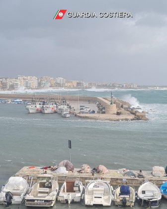 Piogge, forti raffiche di vento e mareggiate: danni sulle coste salentine. Il mare invade le strade - Corriere Salentino