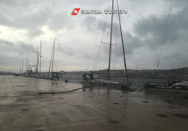 Piogge, forti raffiche di vento e mareggiate: danni sulle coste salentine. Il mare invade le strade - Corriere Salentino