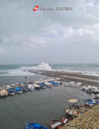 Piogge, forti raffiche di vento e mareggiate: danni sulle coste salentine. Il mare invade le strade - Corriere Salentino