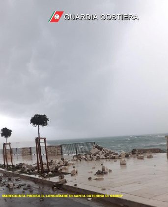 Piogge, forti raffiche di vento e mareggiate: danni sulle coste salentine. Il mare invade le strade - Corriere Salentino