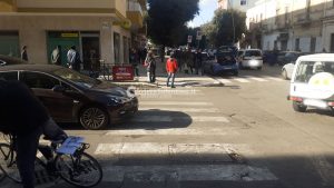 Dà in escandescenze nell'ufficio postale. Invitato alla calma, si scaglia contro un poliziotto: bloccato - Corriere Salentino