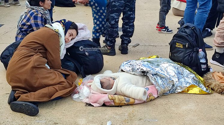 Sbarco a Leuca, sul veliero 100 migranti ed un cadavere. In due sospettati di essere gli scafisti - Corriere Salentino