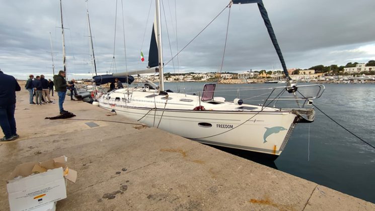 Sbarco a Leuca, sul veliero 100 migranti ed un cadavere. In due sospettati di essere gli scafisti - Corriere Salentino